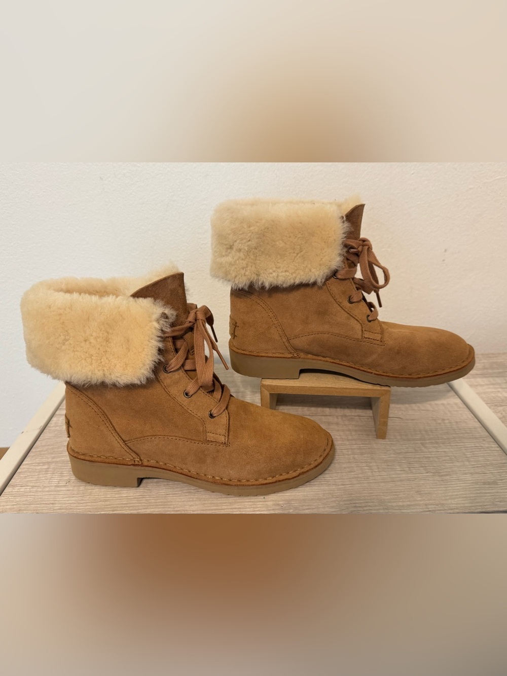 UGG WEYLYN LACE CHESTNUT SHEARLING CUFF ANKLE BOOTS WARM COZY WINTER SNOW SIZE 6